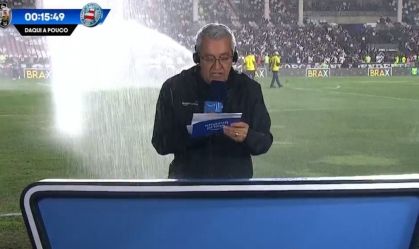 Mauro Naves recebe "banho" de irrigador em São Januário
