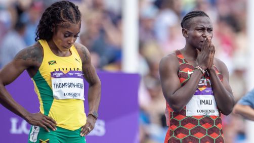 A queniana Maximila Imali (à direita, de vermelho) se prepara para uma prova nos Jogos da Commonwealth, na Inglaterra, em 2022