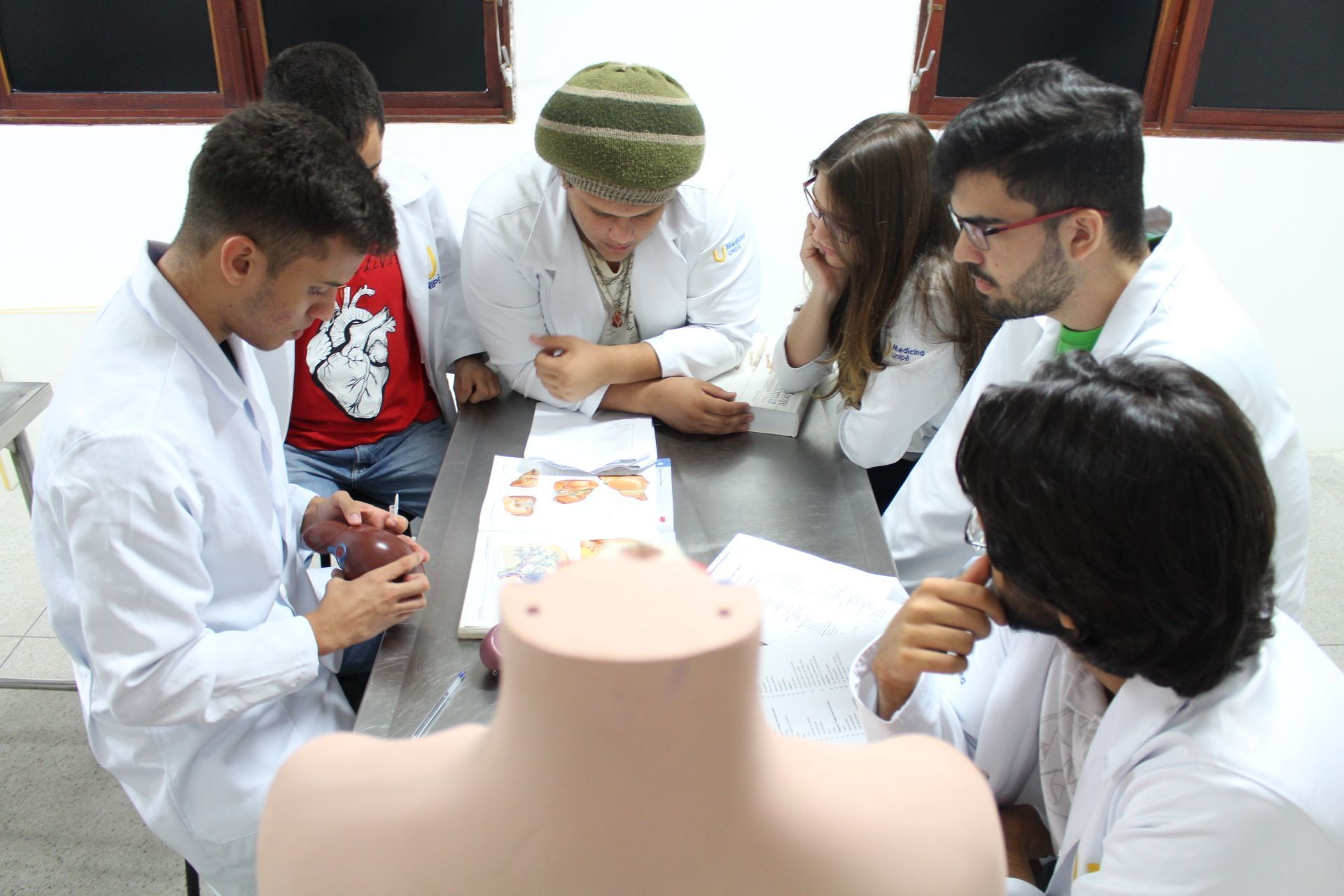 Estudantes de medicina da Unicid conversam em uma roda durante atividade na faculdade
