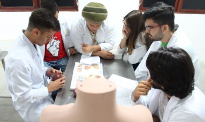 Estudantes de medicina da Unicid conversam em uma roda durante atividade na faculdade