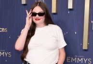 Emmy 2025: atriz chama atenção com look inusitado no tapete vermelho; veja