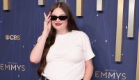 Emmy 2025: atriz chama atenção com look inusitado no tapete vermelho; veja
