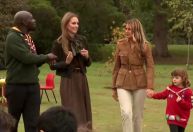 Melania Trump e princesa Kate desenham com escoteiros no Castelo de Windsor