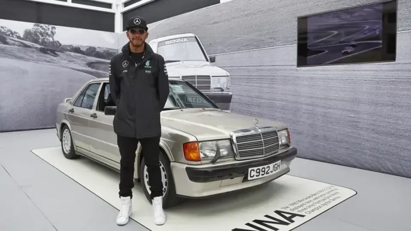 Lewis Hamilton posa com Mercedes-Benz 190 E que pertenceu a Senna • Arquivo Pessoal/RM Sothebys