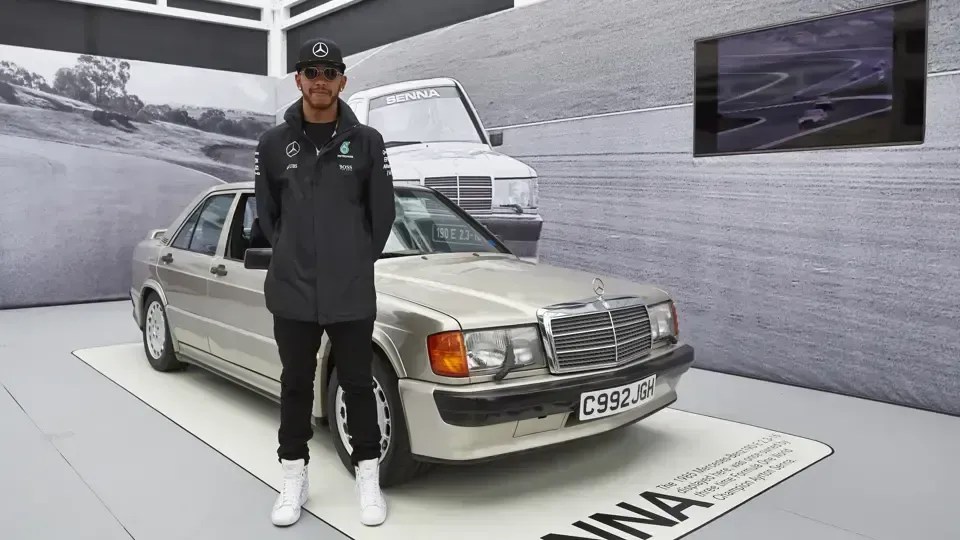 Lewis Hamilton posa com Mercedes-Benz 190 E que pertenceu a Senna