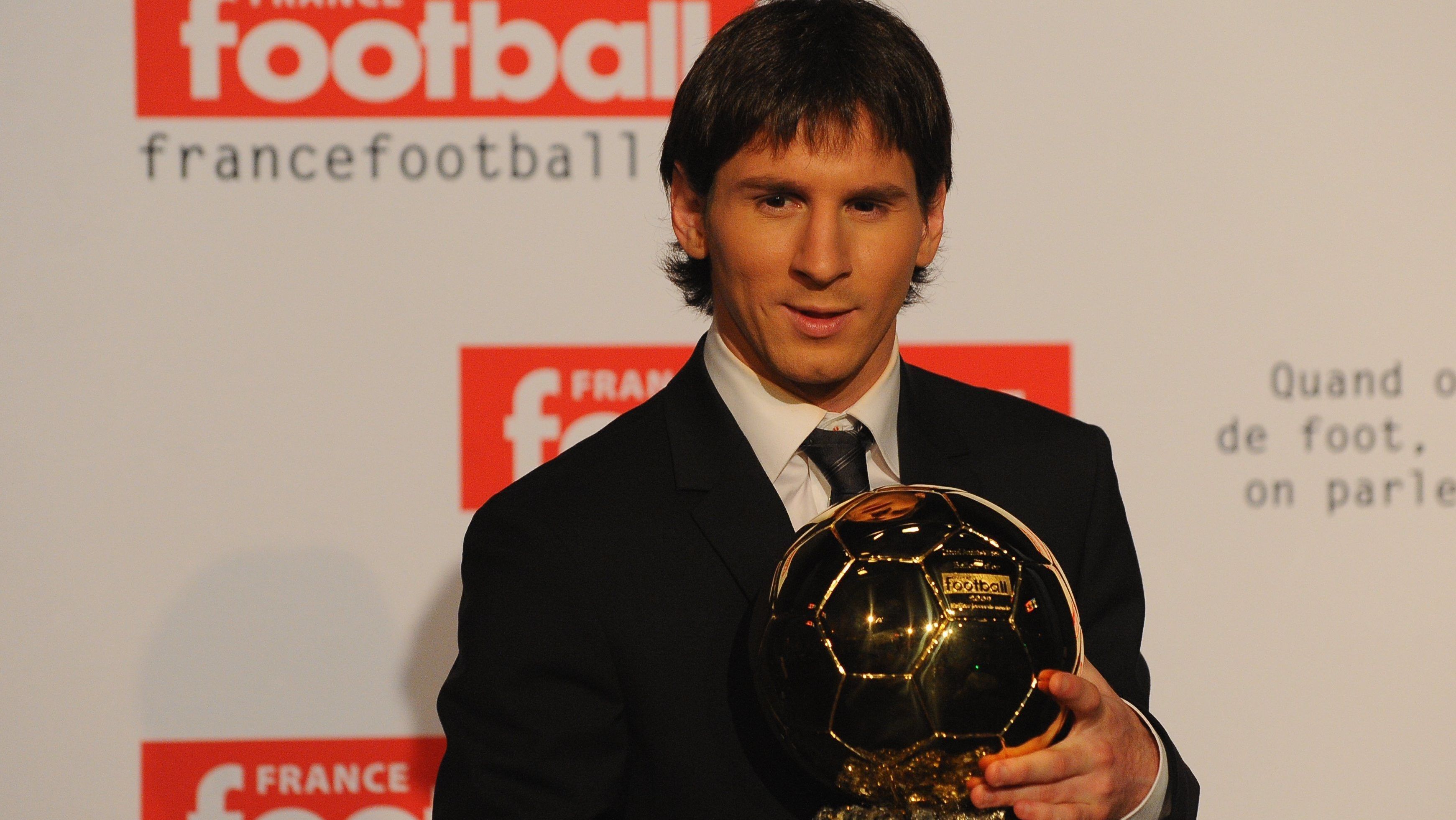 Messi e sua primeira Bola de Ouro, em 2009, quando tinha 22 anos