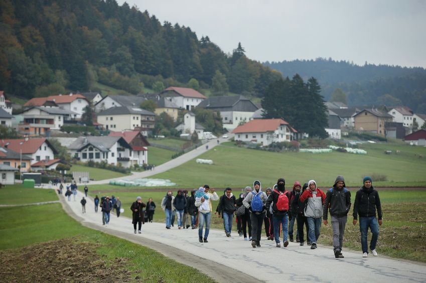 Migrantes que chegaram em ônibus fretados pelas autoridades austríacas caminham em direção à fronteira com a Alemanha em 17 de outubro de 2015, perto de Mistlberg, Áustria. • Sean Gallup/Getty Images via CNN Newsource