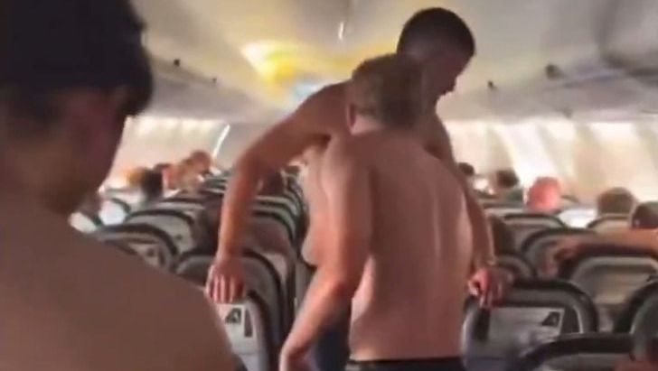 Jogadores do Monaco ficam de cueca no avião após problema no ar-condicionado