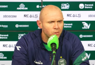 Coritiba: Técnico reclama das críticas de torcedores de "bairros ricos"