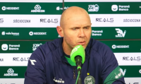 Coritiba: Técnico reclama das críticas de torcedores de "bairros ricos"