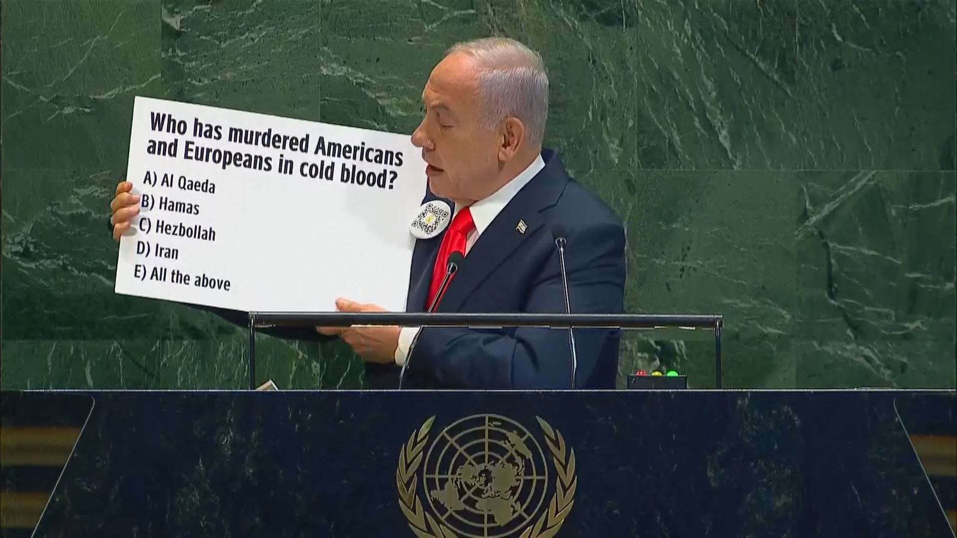 Primeiro-ministro de Israel, Benjamin Netanyahu, segura cartaz em discurso na Assembleia Geral da ONU