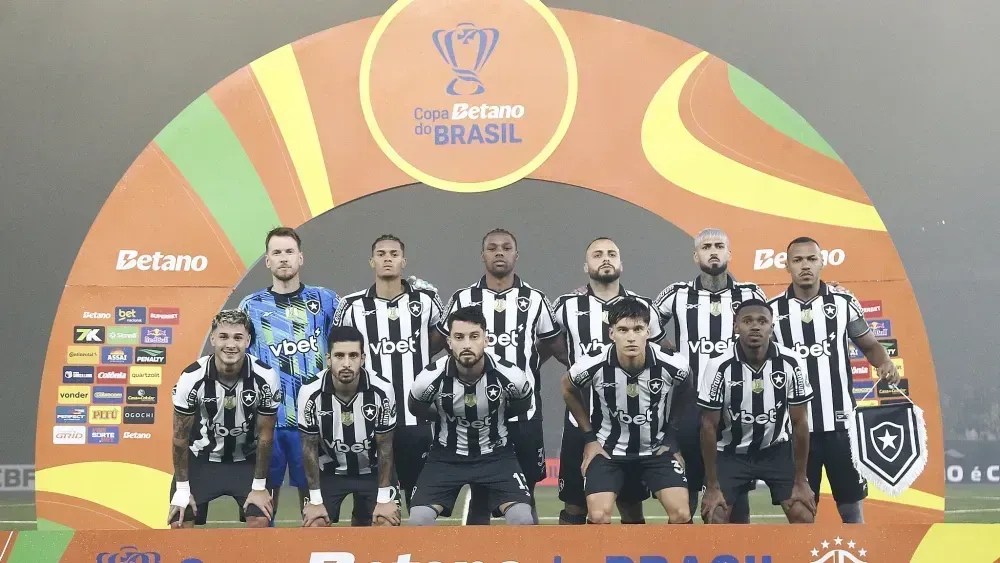 Neto, à esquerda de azul, foi o goleiro titular do Botafogo contra o Vasco, na Copa do Brasil