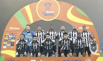 Neto, à esquerda de azul, foi o goleiro titular do Botafogo contra o Vasco, na Copa do Brasil