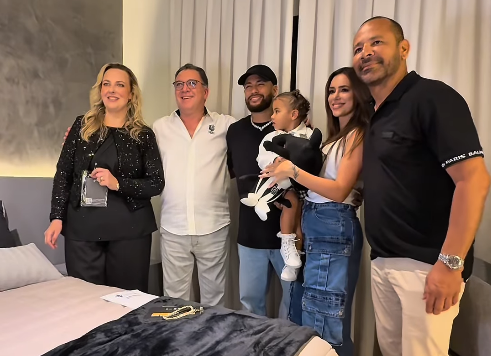 Neymar participa de inauguração de suíte no CT Rei Pelé