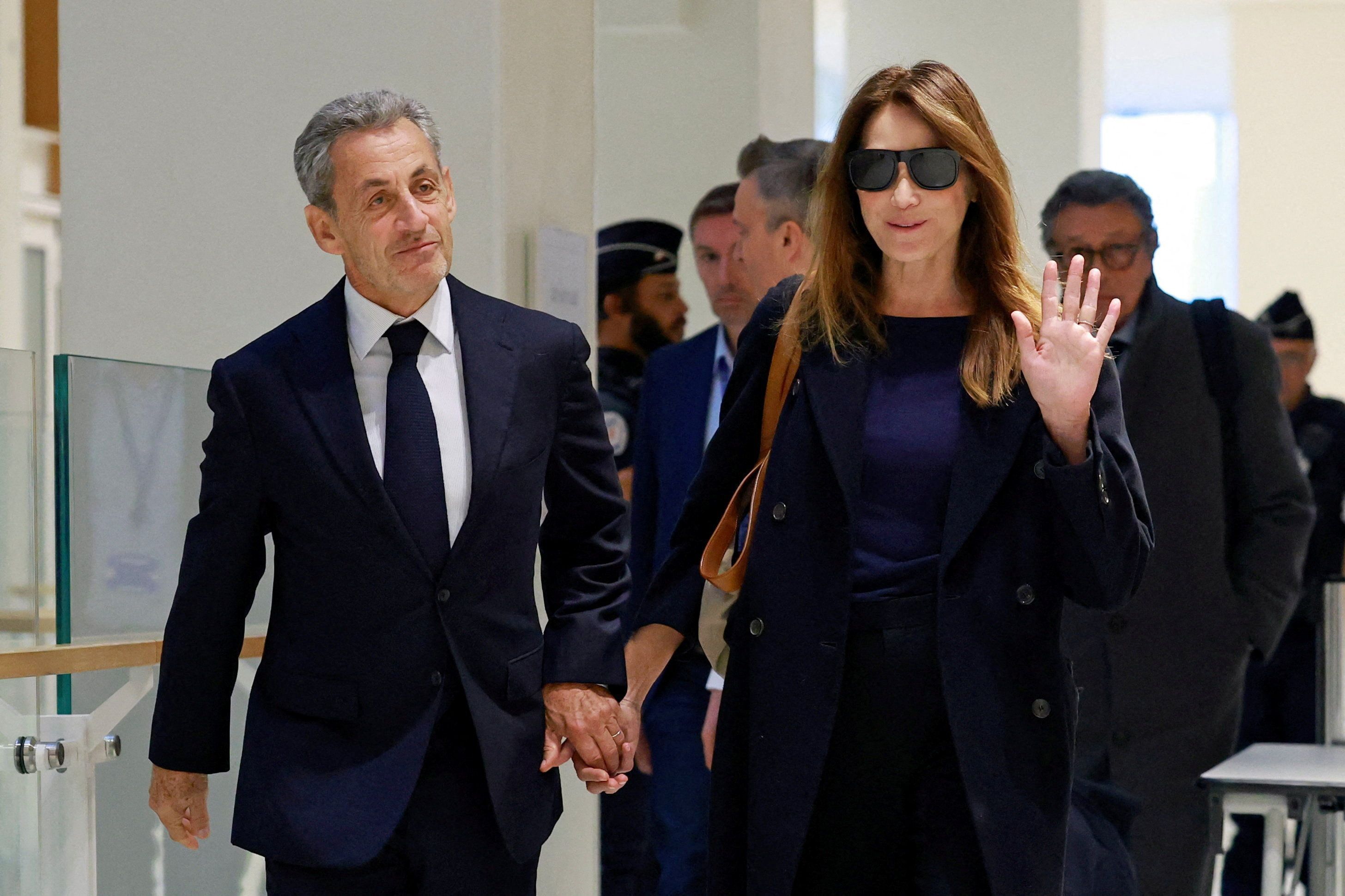 Nicolas Sarkozy chega a tribunal com a mulher Carla Bruni-Sarkozy