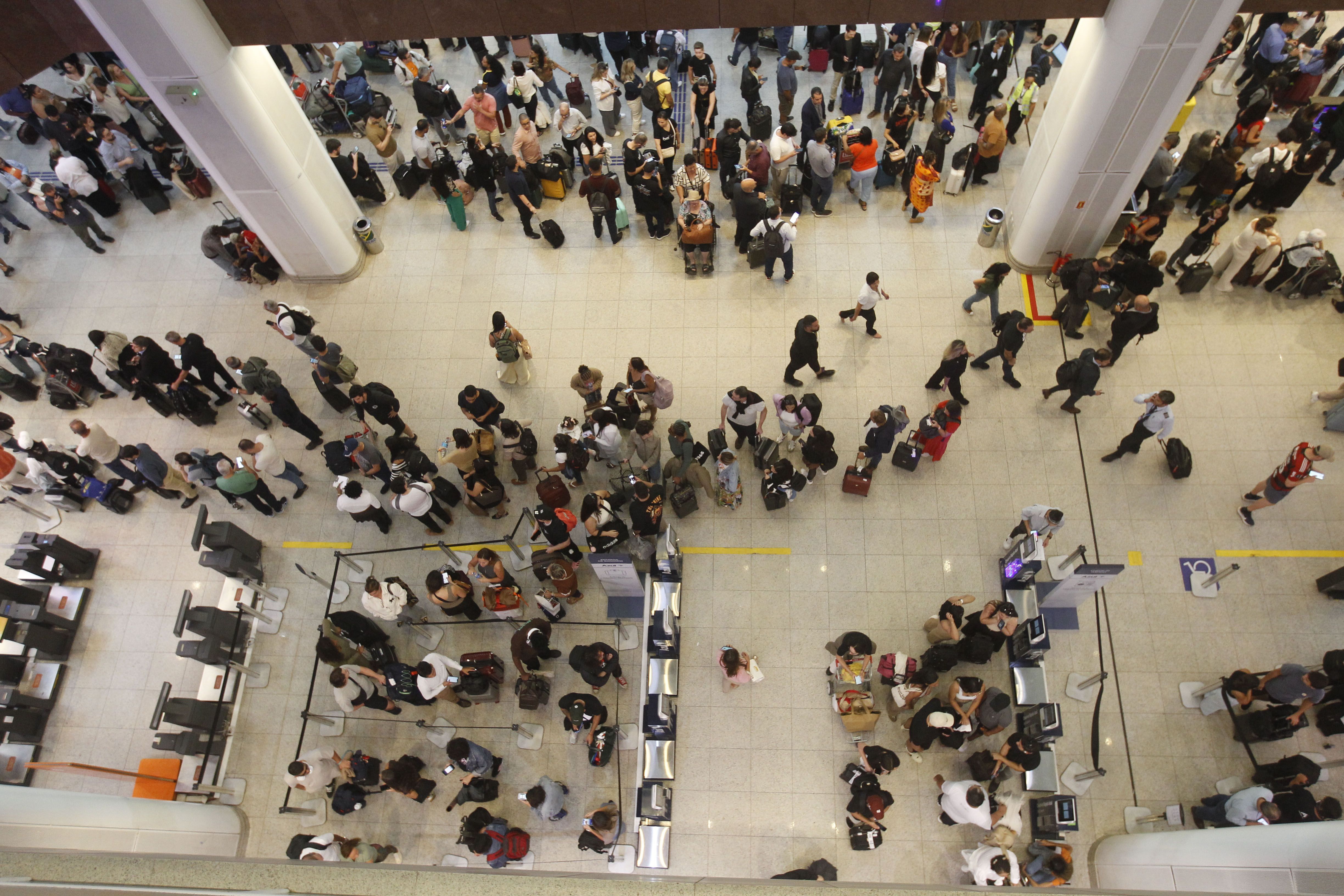 AEROPORTO SANTOS DUMONT, FECHADO PARA POUSOS E DECOLAGENS PRO CONTA DE ÓLEO NA PISTA. MOVIMENTAÇÃO NO INTERIOR DO AEROPORTO, FILAS E PASSAGEIROS NO AGUARDO E REGISTRO DA PISTA SENDO LIMPA, NESTA TERÇA-FEIRA (30).