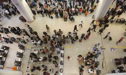 AEROPORTO SANTOS DUMONT, FECHADO PARA POUSOS E DECOLAGENS PRO CONTA DE ÓLEO NA PISTA. MOVIMENTAÇÃO NO INTERIOR DO AEROPORTO, FILAS E PASSAGEIROS NO AGUARDO E REGISTRO DA PISTA SENDO LIMPA, NESTA TERÇA-FEIRA (30).