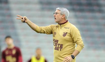 Técnico do Athletico-PR sofre carrinho de rival em jogo da Série B; vídeo