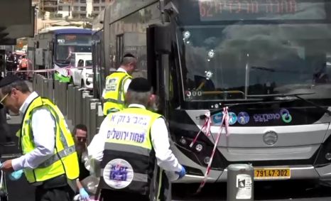 Ônibus atingido durante a ataque a tiros em Jerusalém