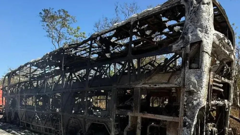 Ônibus do Pracatu completamente destruído