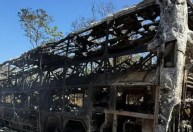 Ônibus de clube mineiro pega fogo durante volta de jogo e fica destruído