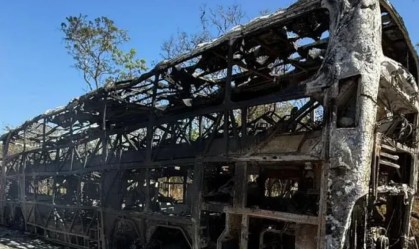 Ônibus do Pracatu completamente destruído