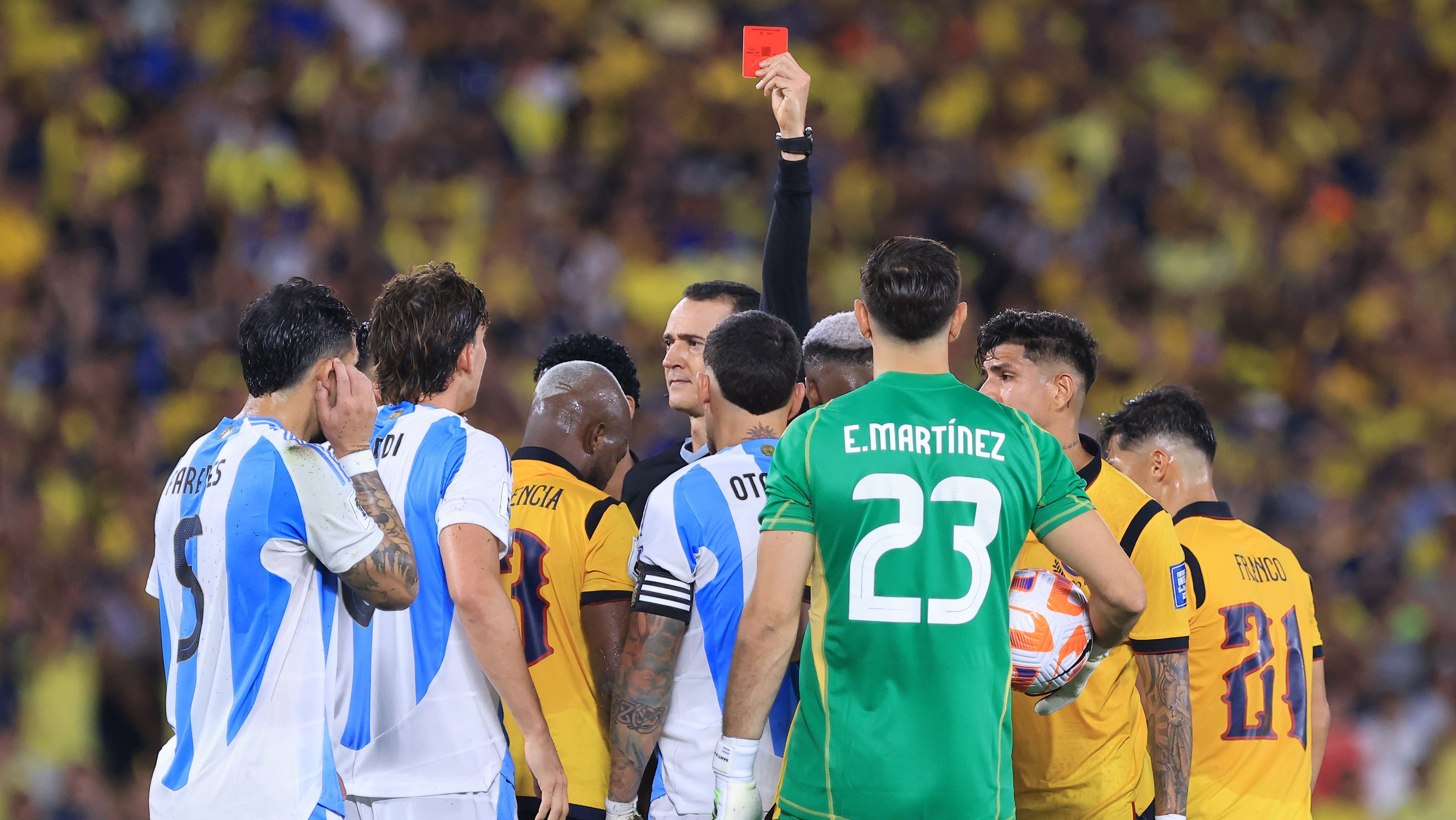 Otamendi é expulso contra o Equador