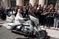 BMW entrega R 18 ao papa Leão XIV; moto será vendida em leilão
