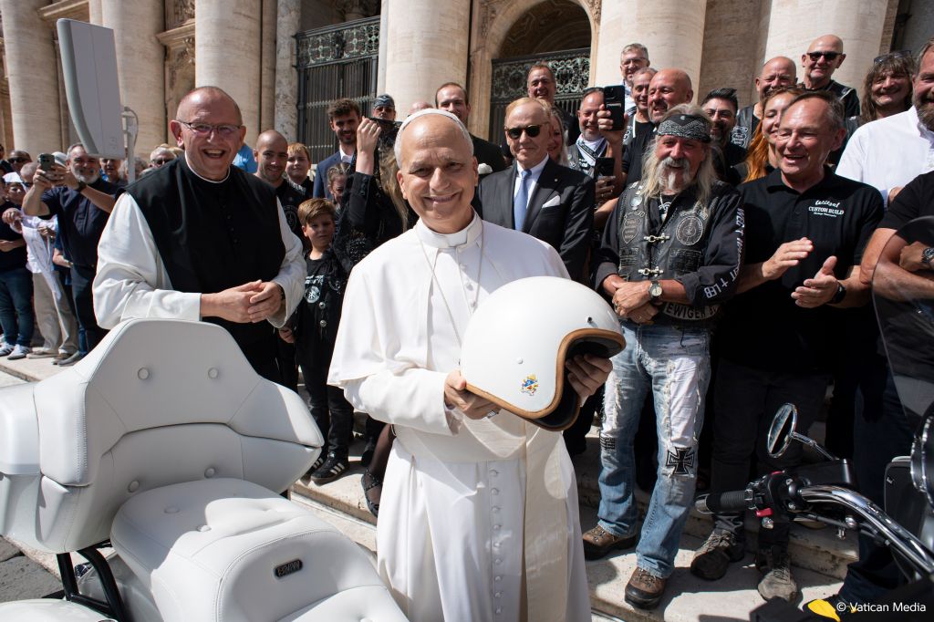 BMW R 18 Transcontinental: moto personalizada em homenagem ao Papa Leão XIV