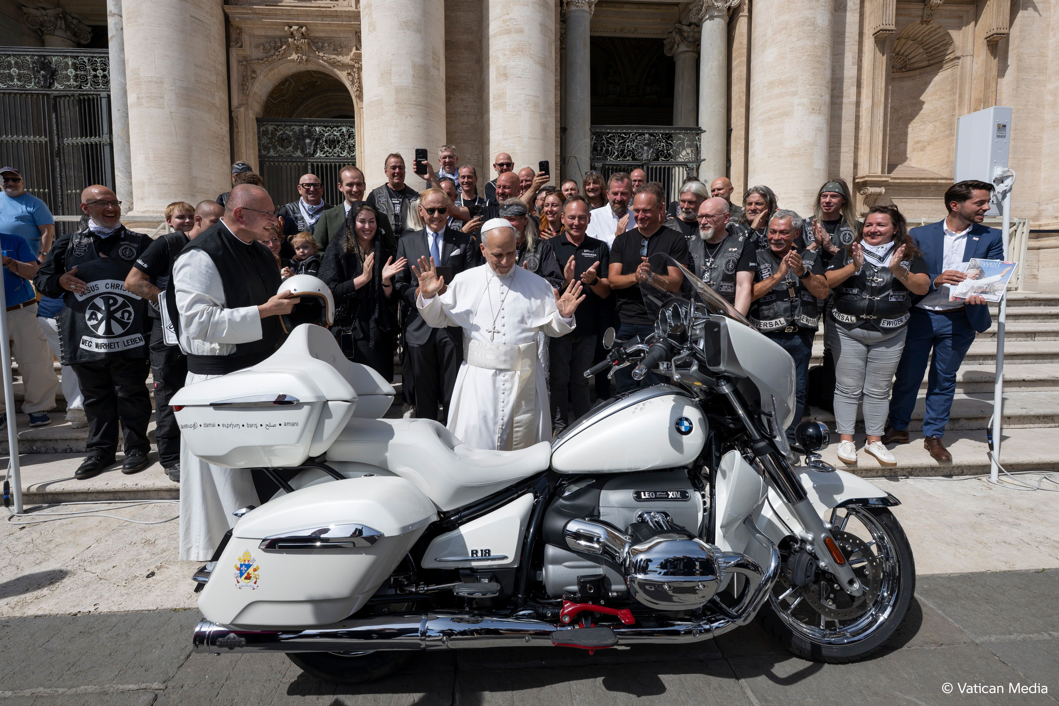 BMW R 18 Transcontinental: moto personalizada em homenagem ao papa Leão XIV • Divulgação