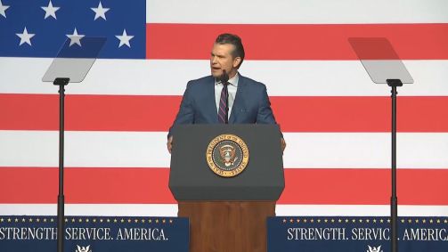 Secretário de Defesa dos Estados Unidos, Pete Hegseth, discursando em base da Marinha de Quantico