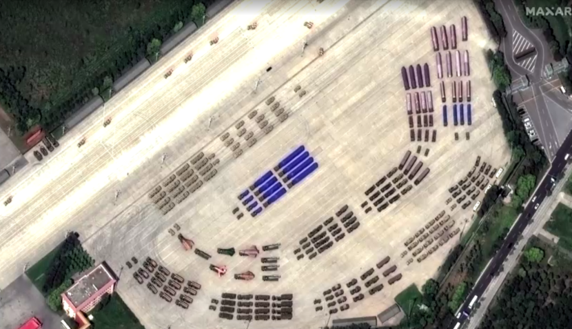 Imagens de satélite dos preparativos para o desfile militar do Dia da Vitória em Pequim. • Maxar Technologies via Reuters