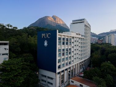Prédio da PUC-Rio em destaque na foto