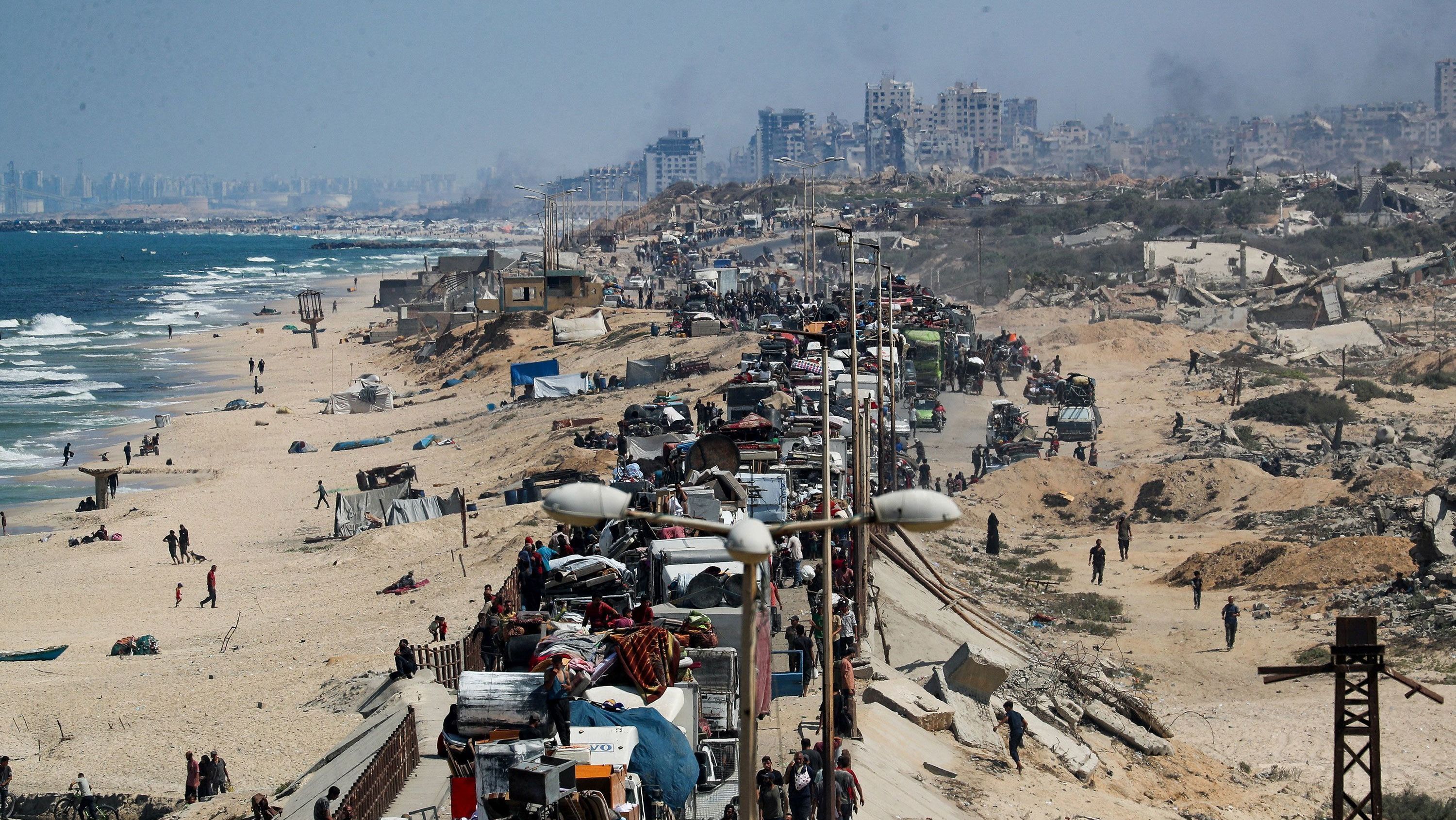 Milhares de palestinos deslocados da Cidade de Gaza.