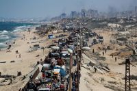 Palestinos fogem da Cidade de Gaza enquanto Israel lança ataque terrestre