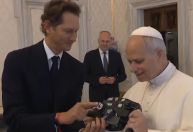 Papa Leão XIV ganha volante usado por Leclerc em visita da Ferrari