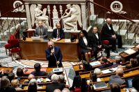 Primeiro-ministro da França apresenta renúncia a Macron após perder votação