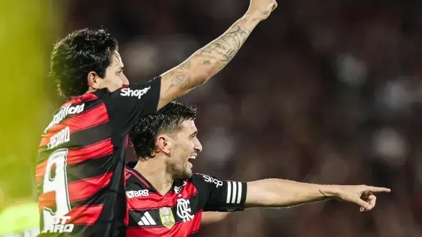 Pedro e Arrascaeta durante jogo do Flamengo