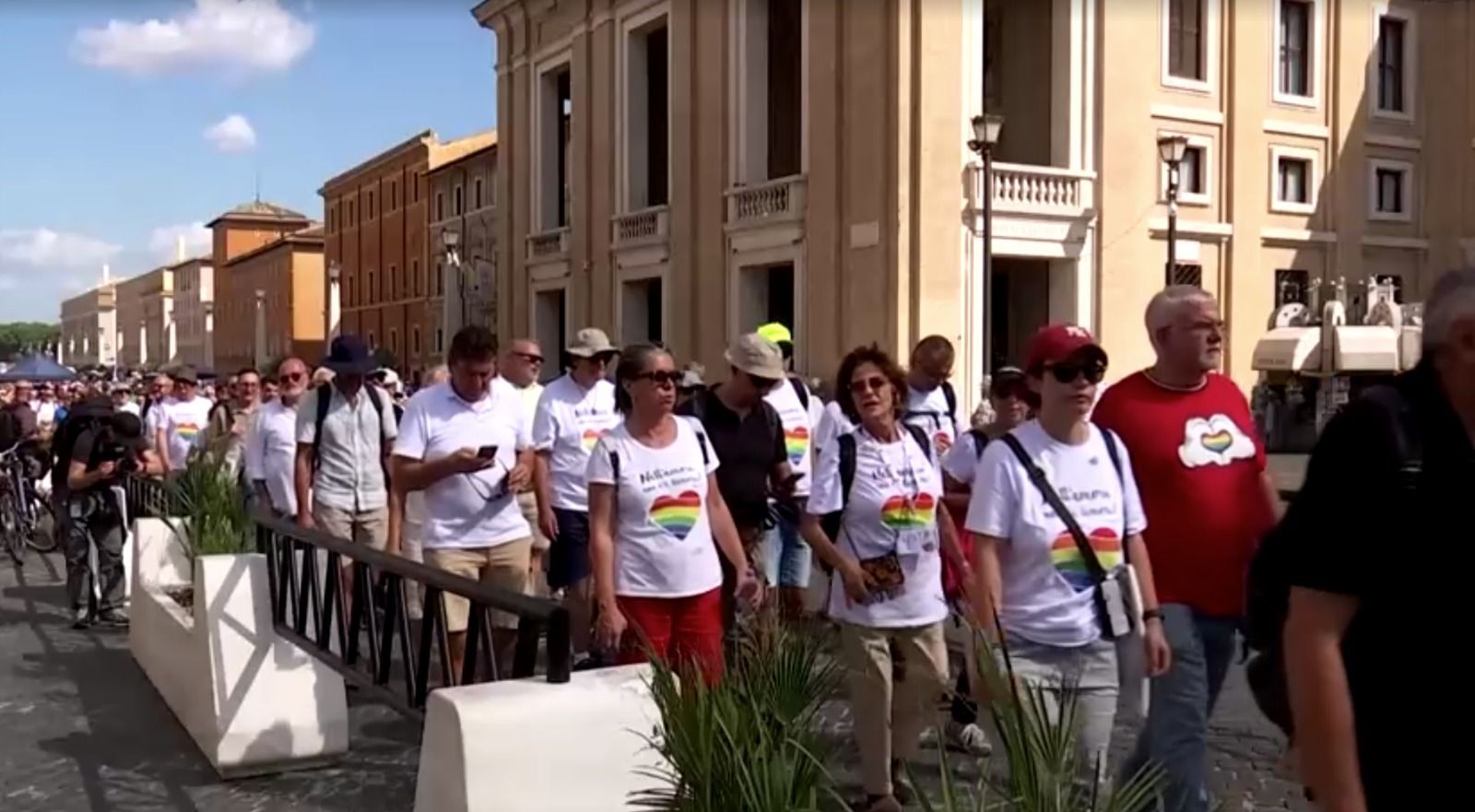 Peregrinos LGBTQ passam pela Porta Santa da Basílica de São Pedro no Vaticano