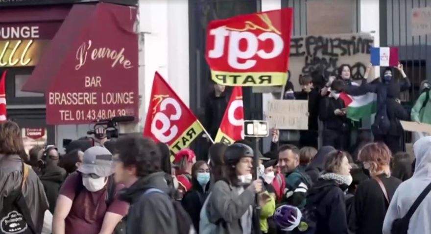 Manifestantes protestam na França em meio a crise política • Reprodução/Reuters