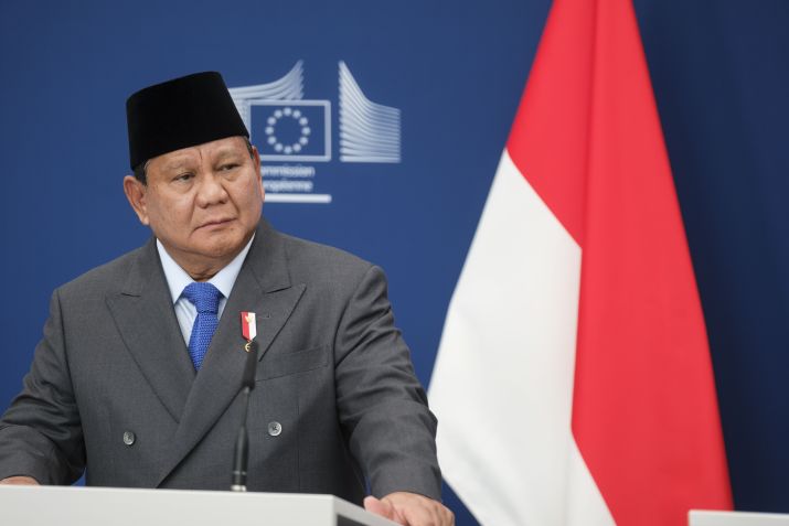 O Presidente da Indonésia, Prabowo Subianto em uma coletiva de imprensa no final e uma reunião bilateral no Berlaymont, sede da comissão europeia, em Bruxelas, na Bélgica • Thierry Monasse/GettyImages