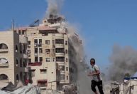 Vídeo: Ataque de Israel derruba prédio residencial em Gaza