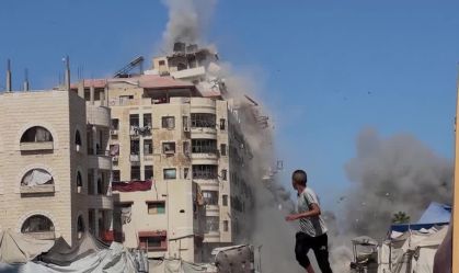 Vídeo: Ataque de Israel derruba prédio residencial em Gaza