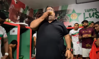 Fome de título: Presidente da Portuguesa-RJ come pizza em preleção