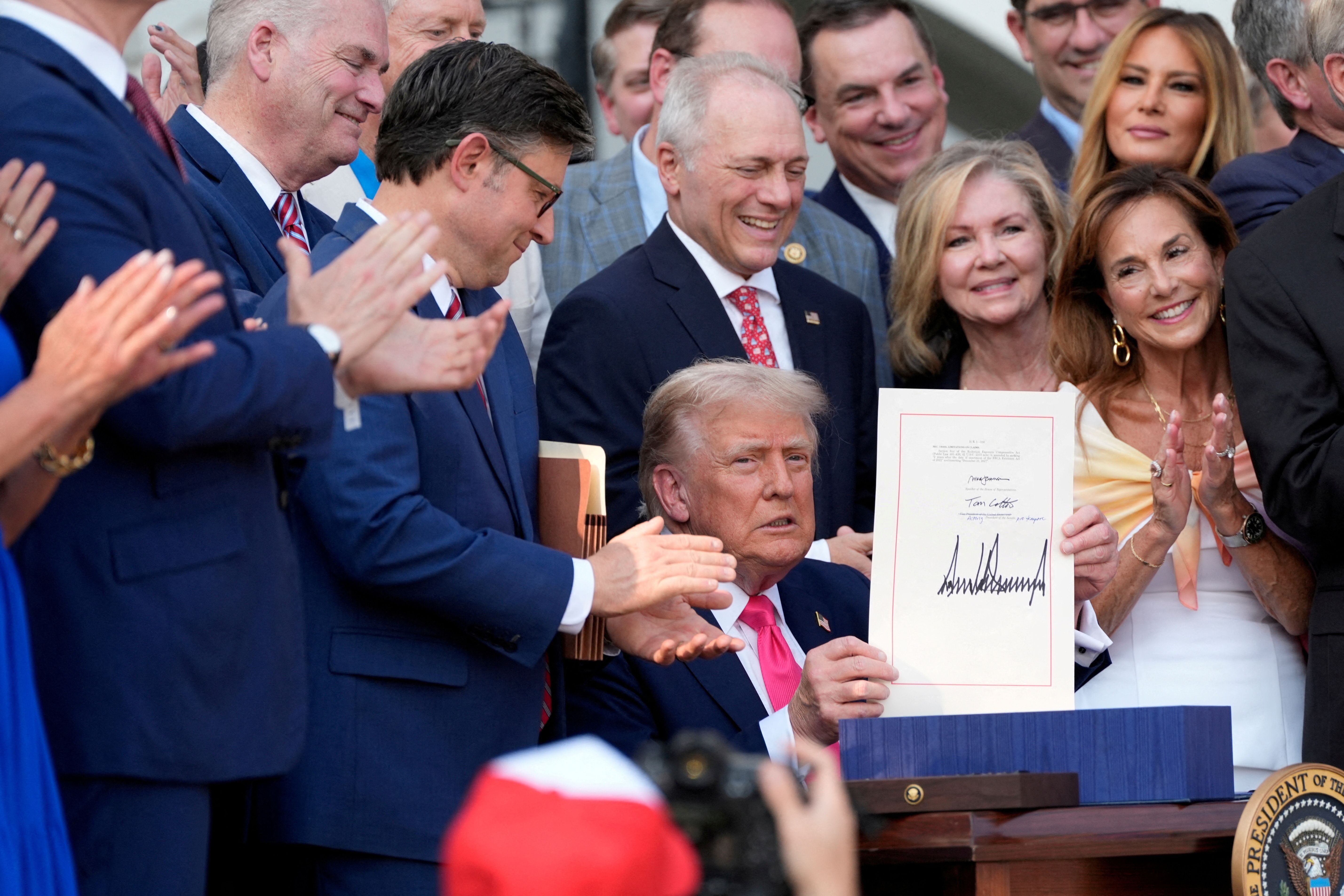 Presidente dos EUA, Donald Trump, mostra lei sobre corte de impostos e de gastos na Casa Branca 04/07/2025