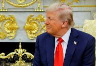 Trump pede mão de obra a empresas estrangeiras para treinar locais