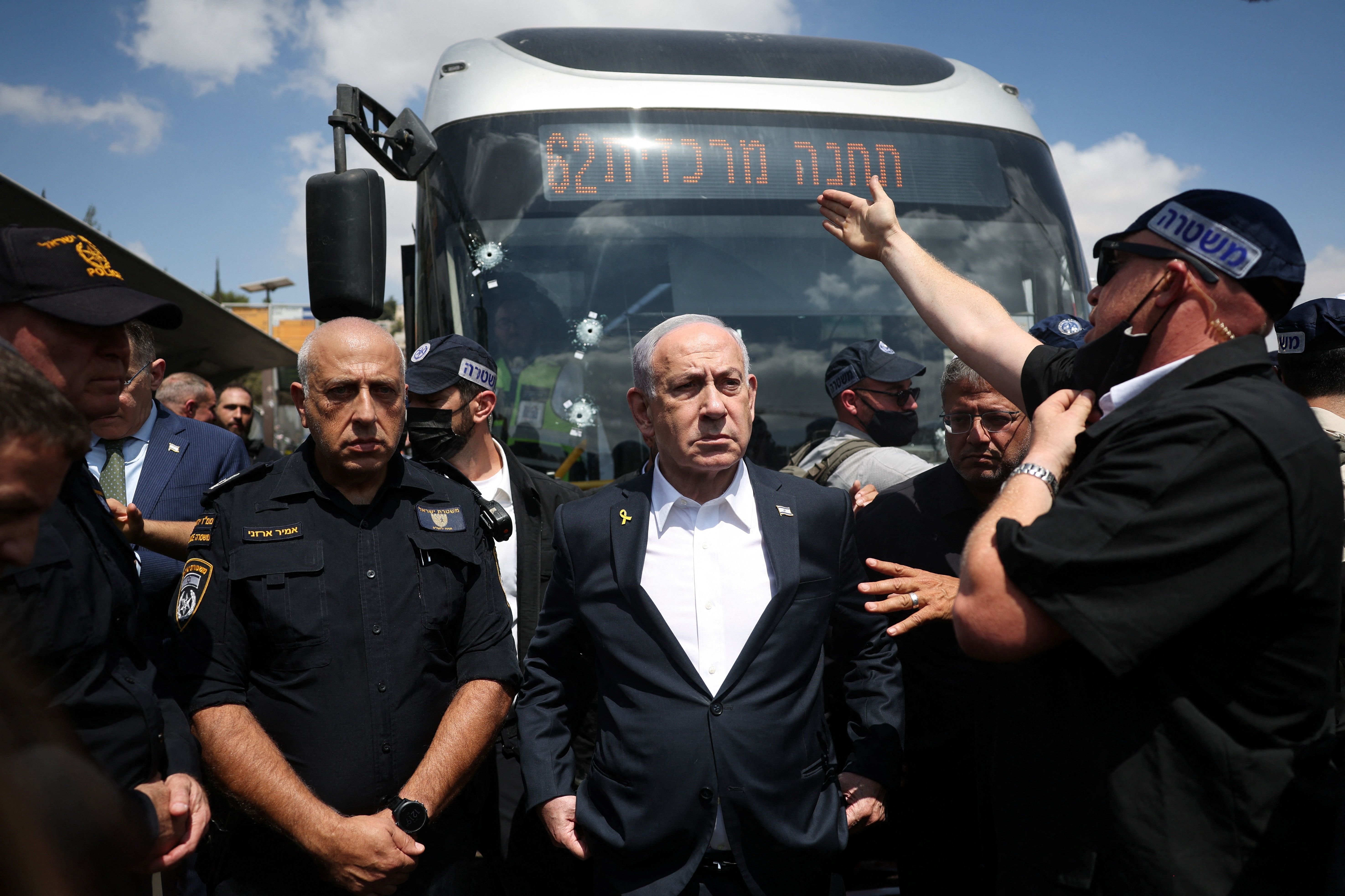 Primeiro-ministro Benjamin Netanyahu em local de ataque a tiros em Jerusalém