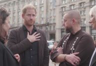 Vídeo: Príncipe Harry se emociona ao visitar memorial da guerra da Ucrânia