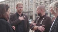 Vídeo: Príncipe Harry se emociona ao visitar memorial da guerra da Ucrânia