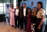 Príncipe Harry visita instituição de caridade criada em homenagem à Lady Di